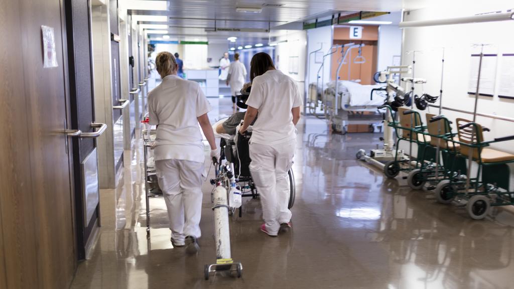 Plus de deux tiers du personnel infirmier des HUG est d'origine française. [Keystone - Gaëtan Bally]
