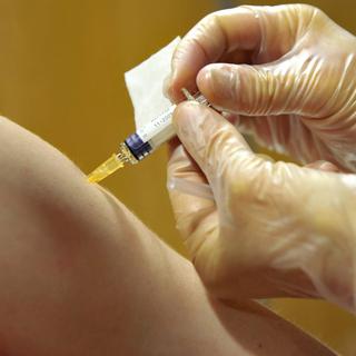 Un étudiant de l'EPFL se fait vacciner contre la rougeole. [Keystone - Laurent Gillieron]