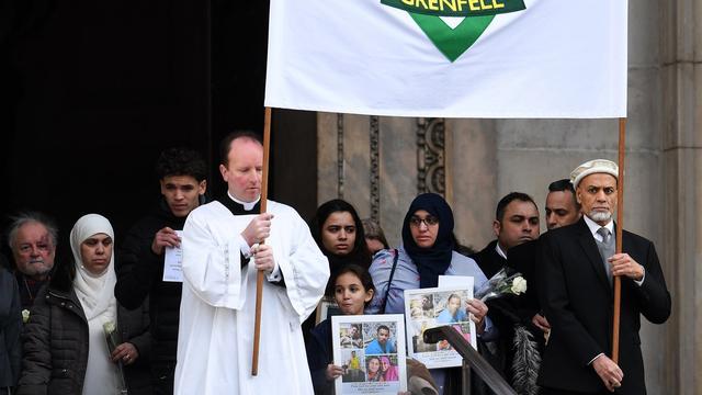 Des résidents de la tour Grenfell quittent la cathédrale St Paul de Londres après la cérémonie en hommage aux victimes de l'incendie. [Andy Rain - EPA]