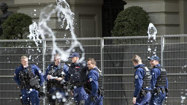 Barricades devant le Palais fédéral lors de la visite du Premier ministre chinois en 2013. [Keystone - Peter Schneider]