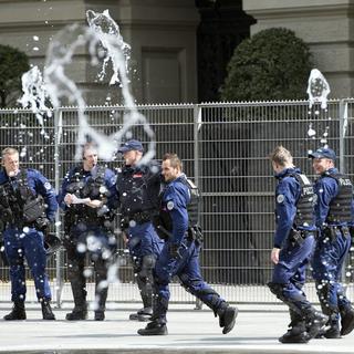 Barricades devant le Palais fédéral lors de la visite du Premier ministre chinois en 2013. [Keystone - Peter Schneider]