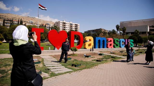 Des Syriens se prennent en photo dans le parc des Omeyyades, le 7 avril 2017 à Damas. [Reuters - Omar Sanadiki]