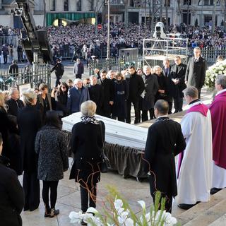 Les proches de Johnny Hallyday réunis devant le cercueil du chanteur lors de la cérémonie à Paris samedi. [EPA/Keystone - Ludovic Marin]