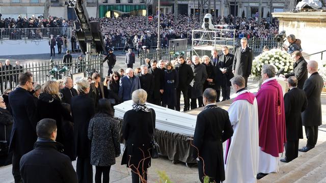 Les proches de Johnny Hallyday réunis devant le cercueil du chanteur lors de la cérémonie à Paris samedi. [EPA/Keystone - Ludovic Marin]