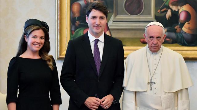 Le Premier ministre canadien Justin Trudeau, accompagné de sa femme, a rencontré le pape François lundi 29 mai à Rome. [Keystone - Ettore Ferrari/EPA]