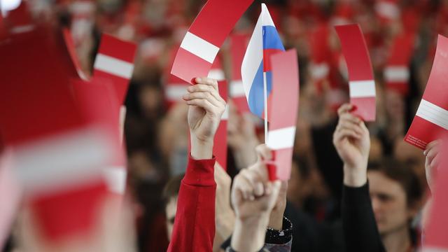 Dimanche 24 décembre: les supporters de l'opposant Alexeï Navalny l'adoubent en tant que candidat à la présidentielle lors de leur congrès à Moscou. [AP/Keystone - Pavel Golovkin]