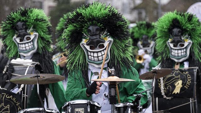 Cortège d'un guggenmusik durant le dernier Carnaval de Bâle, le 6 mars 2017. [Keystone - Georgios Kefalas]