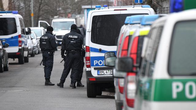 Police officers stand outside the Bilal Mosque in the district of Griesheim in Frankfurt am Main, Germany, 01 February 2017. On Wednesday the police searched several sites throughout Hesse on suspicion of terrorism. The Frankfurt am Main senior public prosecutor's office reported that a total of 54 buildings were affected. Photo: Boris Roessler/dpa [AFP - Boris Roessler]