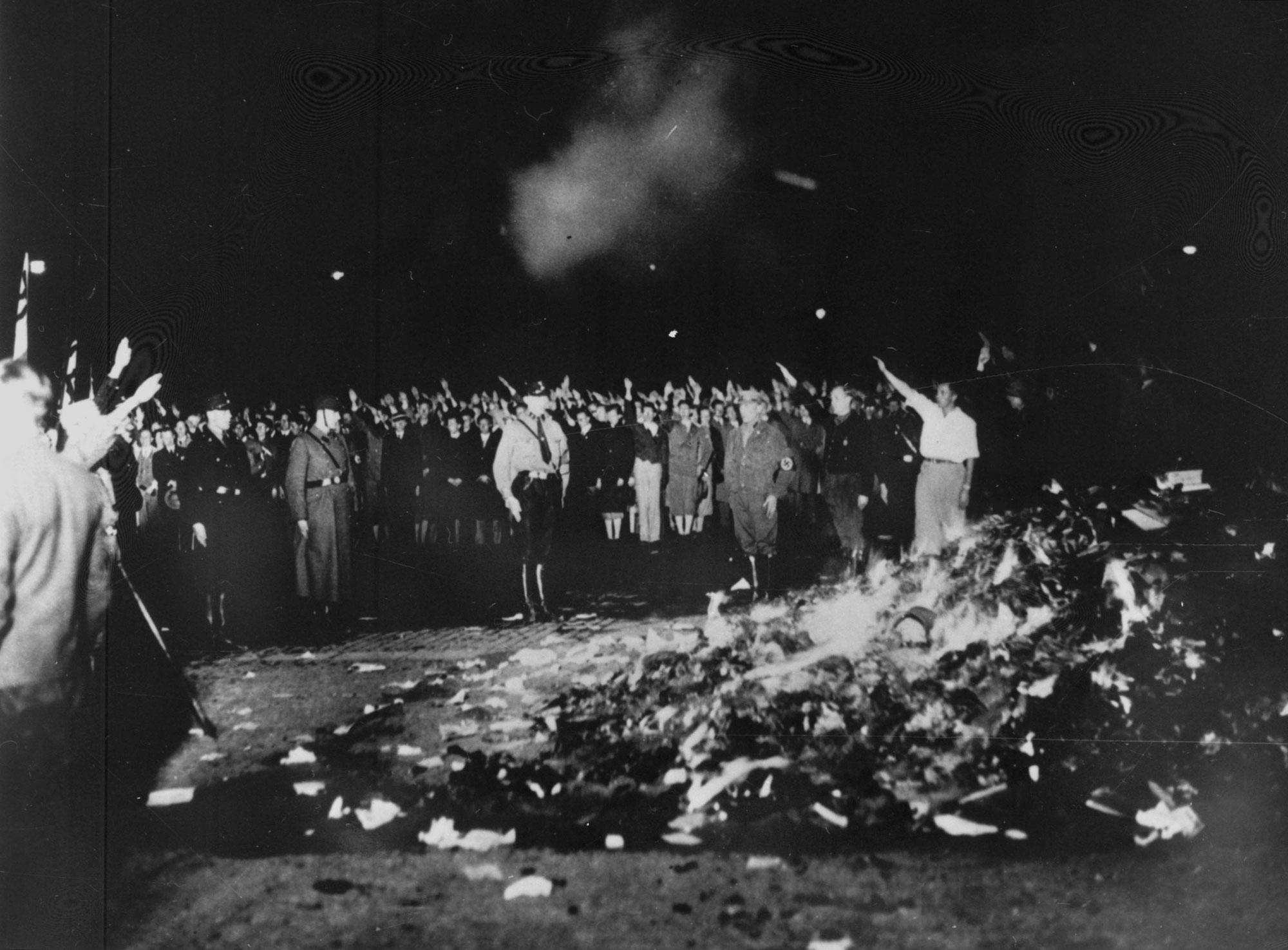 Le premier autodafé remonte au 10 mai 1933, à Berlin. Des dizaines de milliers de livres d'intellectuels sont jetés au feu. [Roger-Viollet/AFP - US National Archives]