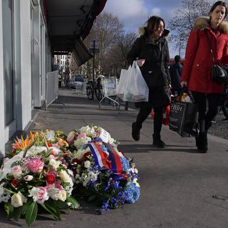 Des fleurs devant l'Hyper Casher où quatre personnes ont été tuées, pour commémorer les 2 ans de la série d'attaques commencées dans la rédaction de Charlie Hebdo. [Christophe Archambault]