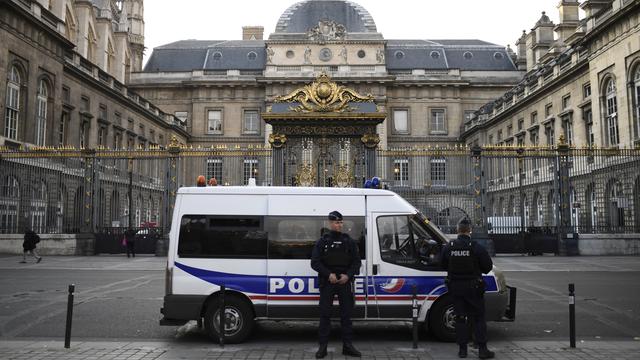 Des policiers en faction devant la cour d'assises de Paris le 2 novembre 2017. [AFP - STEPHANE DE SAKUTIN]