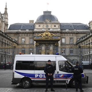 Des policiers en faction devant la cour d'assises de Paris le 2 novembre 2017. [AFP - STEPHANE DE SAKUTIN]
