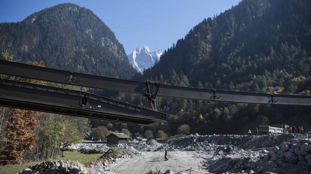 L'armée a installé un pont provisoire à Bondo, permettant aux habitant de regagner leur maison en toute sécurité, ce mercredi 11 octobre 2017. [Keystone - Gian Ehrenzeller]