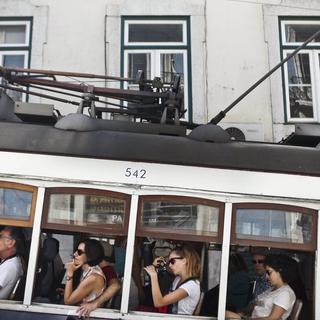 Des touristes dans un tram à Lisbonne, Portugal. [Keystone - Mario Cruz]