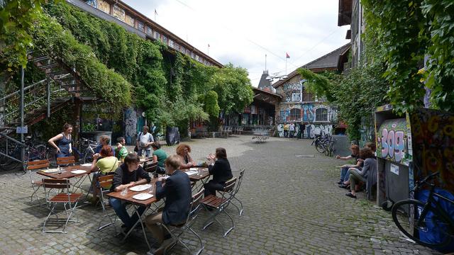 La Reitschule, centre auto-géré depuis 1987, est un symbole de la culture alternative à Berne.