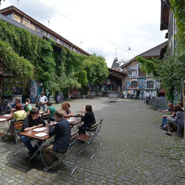 La Reitschule, centre auto-géré depuis 1987, est un symbole de la culture alternative à Berne.