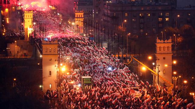 Le parcours de la marche nationaliste de Varsovie a notamment traversé le pont Poniatowski. [EPA/LESZEK SZYMANSKI]