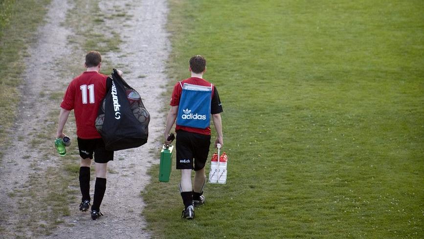 Deux joueurs de foot amateur aux abords d'un terrain à Zurich le 26 juin 2008. [Keystone - Alessandro Della Bella]