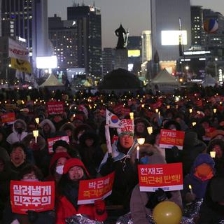 D'importantes veillées sont organisées en Corée du Sud pour faire valider la destitution de la présidente. [Keystone - Ahn Young-joon -AP Photo]