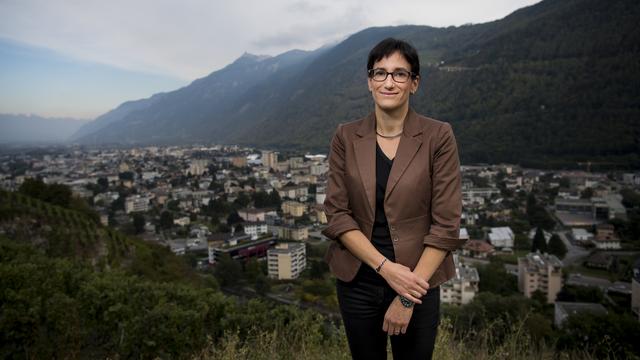 Anne-Laure Couchepin Vouilloz, présidente de Martigny, photographiée sur les hauteurs de la ville. [Keystone - JEAN-CHRISTOPHE BOTT]