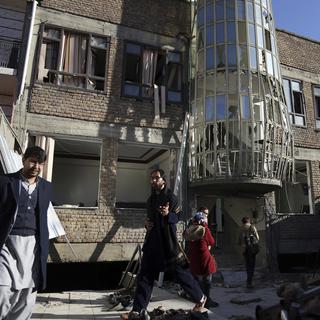 Le centre culturel chiite au centre de Kaboul après les explosions meutrières. [AP/Keystone - Rahmat Gul]