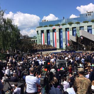 La foule attend le discours de Donald Trump à Varsovie, jeudi. [RTS - Cédric Guigon]