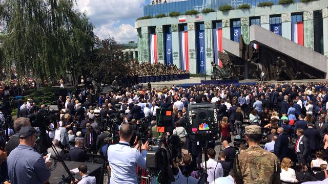 La foule attend le discours de Donald Trump à Varsovie, jeudi. [RTS - Cédric Guigon]