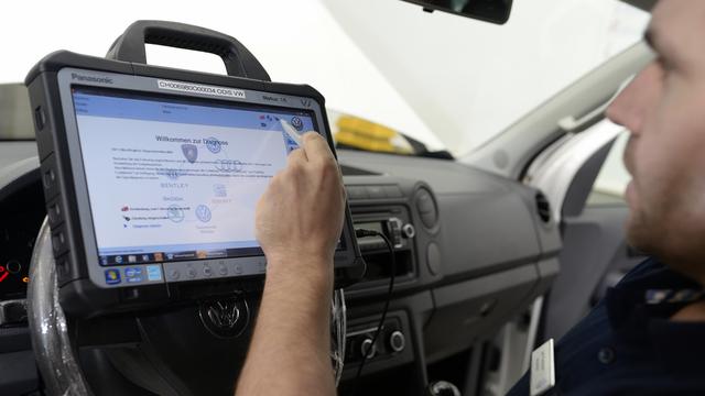 Un collaborateur d'Amag met à jour le logiciel d'un véhicule VW. [Keystone - Walter Bieri]