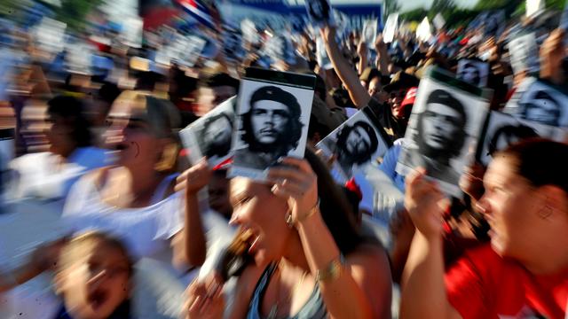 Des dizaines de milliers de Cubains réunis devant le mémorial du "Che" Guevara à Santa Clara. [AFP - YAMIL LAGE]