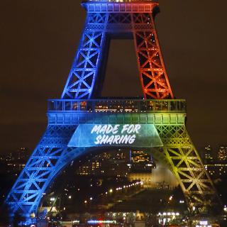 Le slogan en anglais de la candidature de Paris pour les Jeux olympiques 2024 projeté sur la Tour Eiffel le 3 février 2017. [Keystone - AP Photo/Francois Mori]