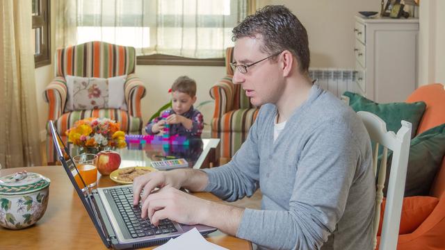 Une initiative parlementaire demande d’allonger la durée légale du télétravail. [Fotolia - doble.d]