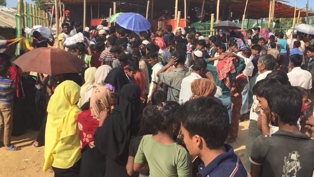 La file d'attente lors d'une distribution de médicaments dans le camp de Kutupalong. [RTS - Nicolas Vultier]