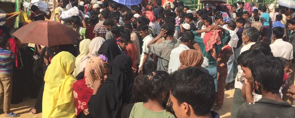 La file d'attente lors d'une distribution de médicaments dans le camp de Kutupalong. [RTS - Nicolas Vultier]