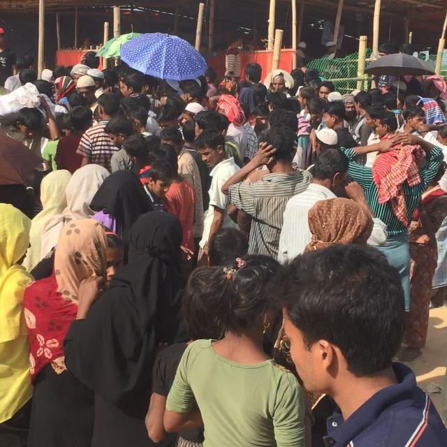 La file d'attente lors d'une distribution de médicaments dans le camp de Kutupalong. [RTS - Nicolas Vultier]