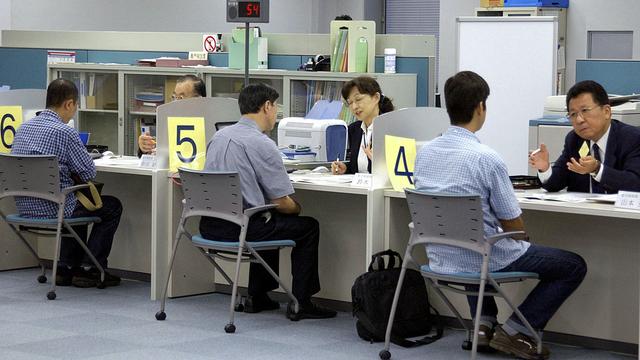 Agence de placement à Tokyo. [AP/Keystone - Chiaki Tsukumo]