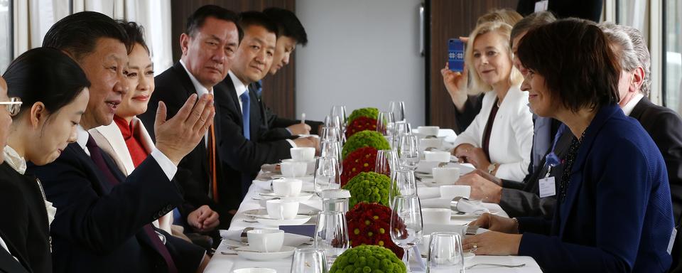 Xi Jinping et son épouse assis en face de Doris Leuthard dans le train pour Berne. [AFP - ARND WIEGMANN]