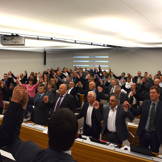 A l'issue du vote, les ministres et les députés se sont levés pour chanter la Rauracienne. [RTS - Gaël Klein]