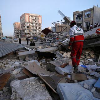Sauveteurs à la recherche de survivants dans les décombres d'un immeuble à Sarpol-e-Zahab (ouest de l'Iran). [ISNA/AP/Keystone - Pouria Pakizeh]