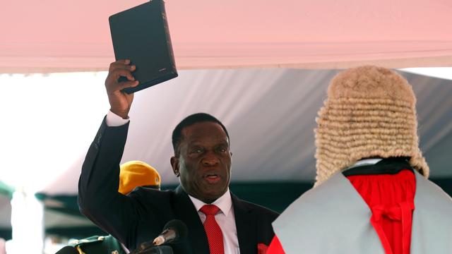 Emmerson Mnangagwa lors de son assermentation à la fonction de président du Zimbabwe. [Reuters - Mike Hutchings]