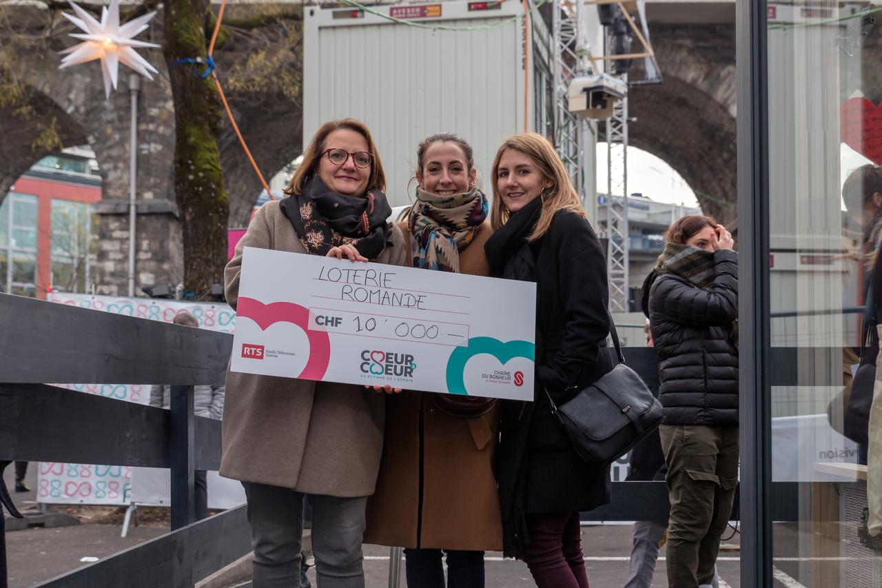 Remise d'un chèque de 10'000.- par la Loterie romande. [RTS - Alexandre Chatton]