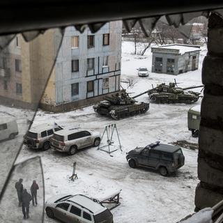 Des véhicules militaires ukrainiens à Avdiika, où une guerre d'usure s'est installée. [AP/Keystone - Evgeniy Maloletka]