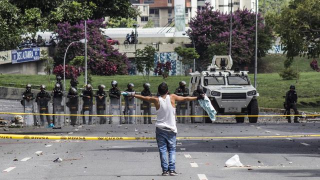 Manifestant face aux forces de l'ordre à Caracas, 20.07.2017. [EPA/Keystone - Nathalie Sayago]