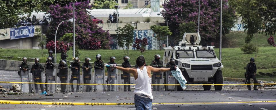 Manifestant face aux forces de l'ordre à Caracas, 20.07.2017. [EPA/Keystone - Nathalie Sayago]