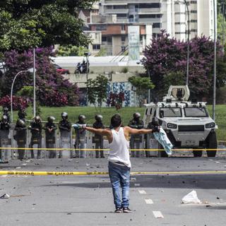Manifestant face aux forces de l'ordre à Caracas, 20.07.2017. [EPA/Keystone - Nathalie Sayago]