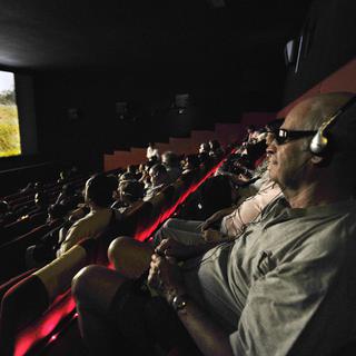 Les aveugles et malvoyants se mobilisent pour l'audiodescription au cinéma. [AFP - Philippe Desmazes]