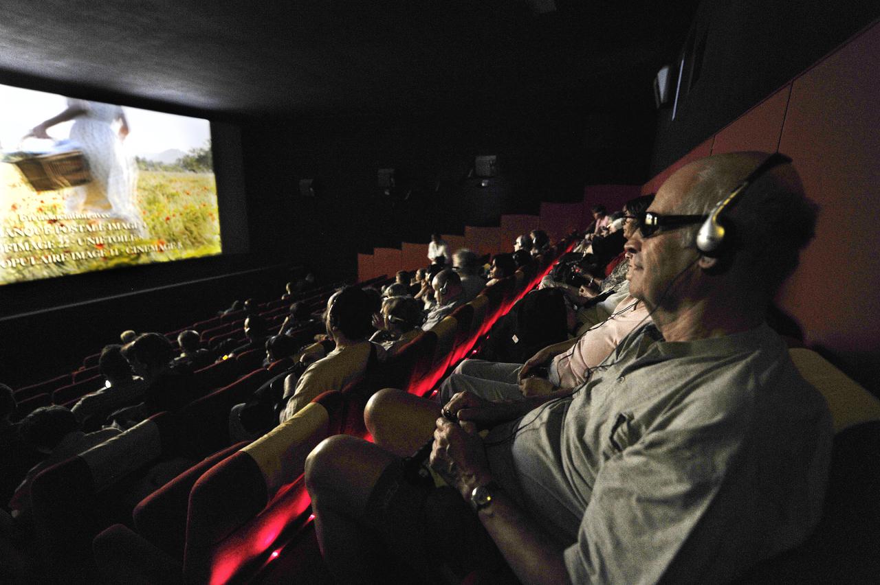 Les aveugles et malvoyants se mobilisent pour l'audiodescription au cinéma. [AFP - Philippe Desmazes]