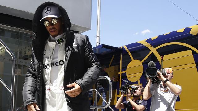 A l'image de Lewis Hamilton, les pilotes passent la majorité de leur temps dans le paddock. [Keystone - Manu Fernandez]