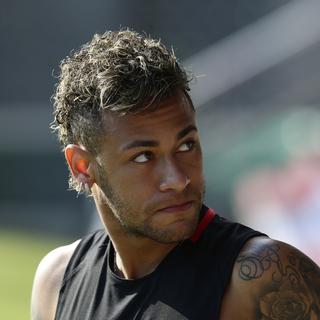 Neymar rejoindrait le PSG pour un salaire de 40 millions selon les rumeurs. [AP/Keystone - Manu Fernandez]