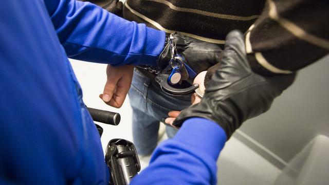 Selon la police cantonale, les deux personnes arrêtées auraient empoché "plusieurs milliers de francs" pour leurs services (image d'illustration). [KEYSTONE - Jean-Christophe Bott]