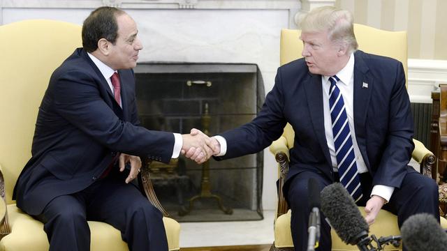 Donald Trump (à droite) et le président égyptien Abdel Fattah al-Sissi lors de leur conférence de presse. [Olivier Douliery]